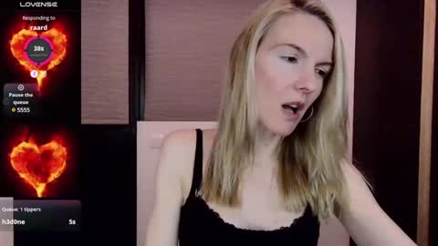 Snapshot of fanny_posy chatting on February 12, 3:28 pm Fanny online show from February 12, 3:28 pm