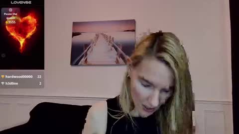 Snapshot of fanny_posy chatting on February 17, 11:00 pm Fanny online show from February 17, 11:00 pm