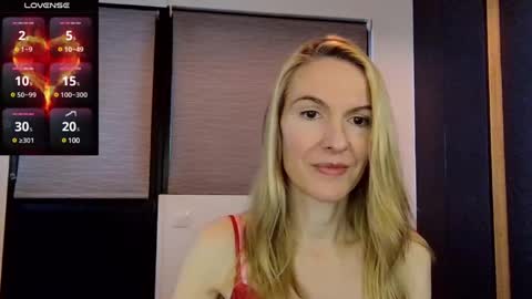 Snapshot of fanny_posy chatting on February 14, 2:33 pm Fanny online show from February 14, 2:33 pm