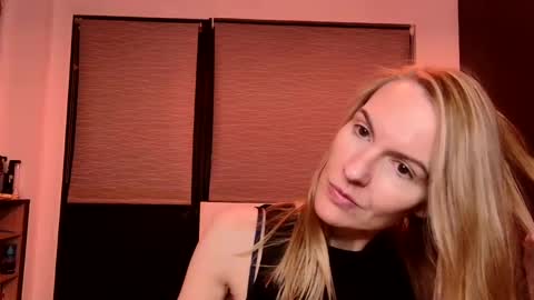 Snapshot of fanny_posy chatting on December 13, 5:00 pm Fanny online show from December 13, 5:00 pm