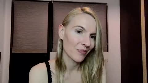 Snapshot of fanny_posy chatting on January 3, 8:32 am Fanny online show from January 3, 8:32 am