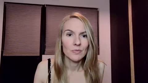 Snapshot of fanny_posy chatting on January 2, 10:22 pm Fanny online show from January 2, 10:22 pm