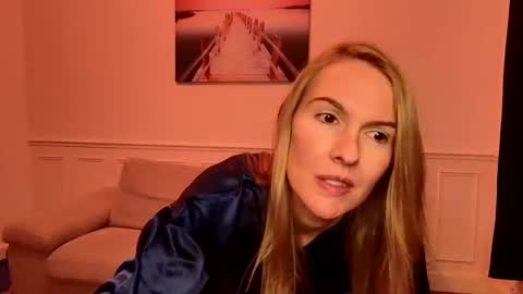 Snapshot of fanny_posy chatting on December 6, 4:06 pm Fanny online show from December 6, 4:06 pm