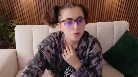 Feelena online show from November 30, 6:01 pm