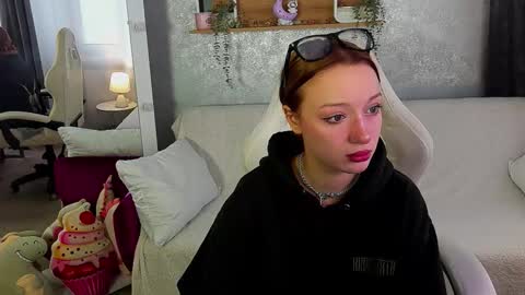 Snapshot of foxymayy chatting on October 1, 6:51 am Maya online show from October 1, 6:51 am