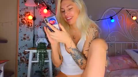 Snapshot of frankiefoxie chatting on February 15, 2:26 am Franky online show from February 15, 2:26 am