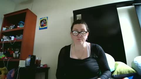 fuzzypeaches87 online show from April 20, 8:01 pm