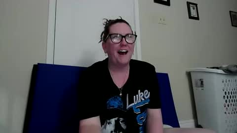 fuzzypeaches87 online show from June 9, 1:38 am
