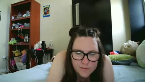 fuzzypeaches87 online show from April 24, 8:11 pm