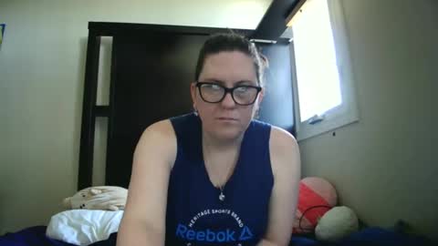 fuzzypeaches87 online show from April 26, 4:05 pm