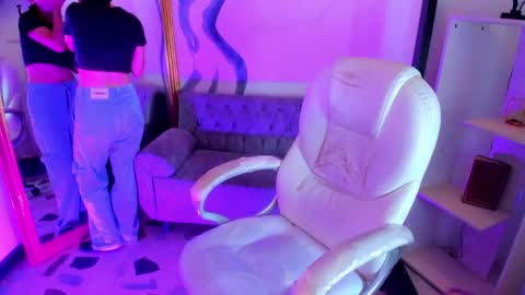 gemmabrown_ online show from April 28, 12:53 pm