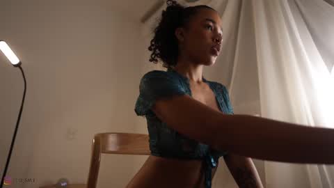 Snapshot of gia_curly chatting on March 7, 11:37 pm Leo online show from March 7, 11:37 pm