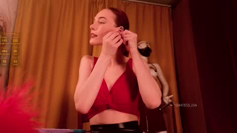 Snapshot of giantess_eva chatting on October 5, 5:40 pm Eva online show from October 5, 5:40 pm