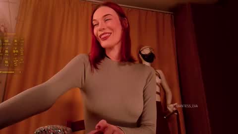 Snapshot of giantess_eva chatting on October 4, 5:06 pm Eva online show from October 4, 5:06 pm