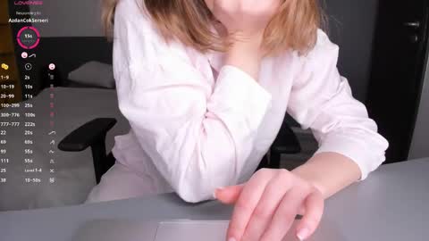 gigihadd online show from April 25, 1:41 pm