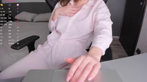 gigihadd online show from April 25, 1:14 pm