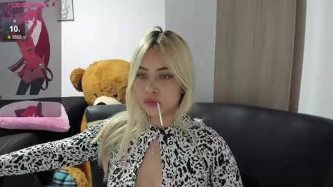 Gigi online show from February 3, 10:54 pm