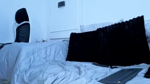 Giigii Hadid  online show from May 25, 7:13 pm