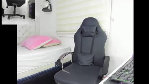 goddess_of_pigs online show from November 28, 6:16 am