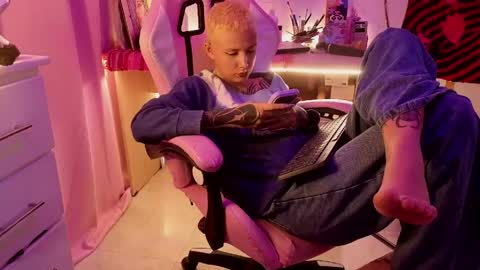 vee online show from April 22, 5:59 am