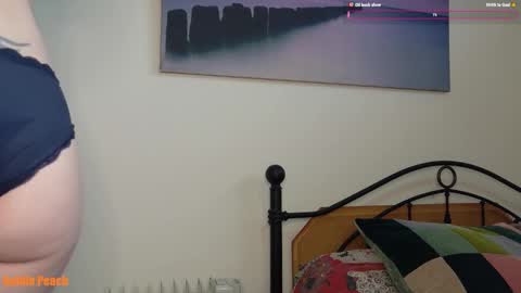 Snapshot of goldie_peach chatting on October 18, 1:36 pm Goldie online show from October 18, 1:36 pm