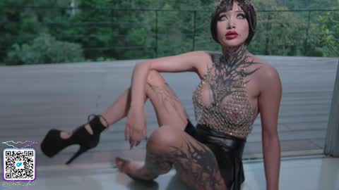 sophie  Special celebration a the beach 300k followers 3011 and 0112   online show from April 26, 8:17 pm