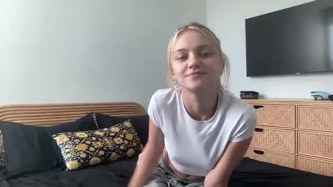 mila 3 online show from December 14, 8:51 pm