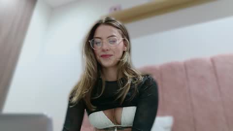 Snapshot of greta_miss chatting on October 16, 3:09 am  Emmy  online show from October 16, 3:09 am