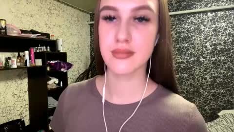 Snapshot of gwenmestayer chatting on October 15, 8:22 pm Gwen online show from October 15, 8:22 pm