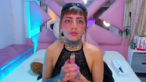 Snapshot of gyal_8_ chatting on September 20, 4:33 am gyal_8_ online show from September 20, 4:33 am