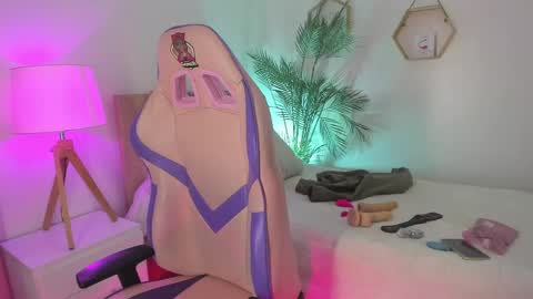 Hadid online show from April 16, 2:01 am