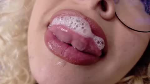 Haely online show from August 4, 9:32 pm