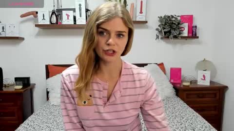 Snapshot of haleyreedme chatting on October 20, 7:00 am Haley online show from October 20, 7:00 am