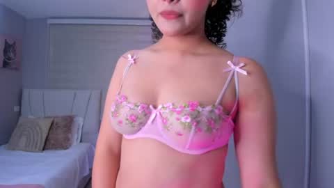 Hanna Lineros  online show from June 13, 2:03 pm