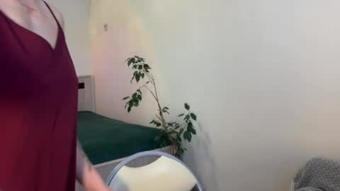 hannah levis  online show from April 4, 2:27 pm