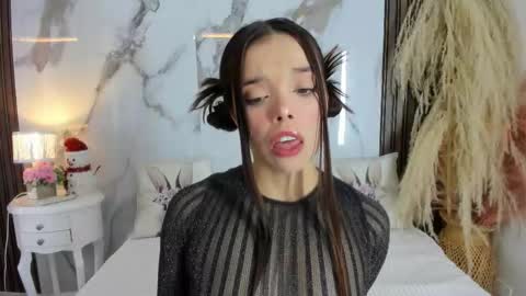 Hannahill69 online show from December 22, 5:21 am