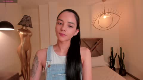 Snapshot of hannahjamesx chatting on December 6, 5:33 pm HANNAH J online show from December 6, 5:33 pm