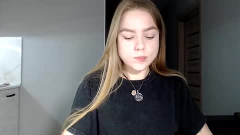 happy_fox_ online show from April 22, 8:17 pm