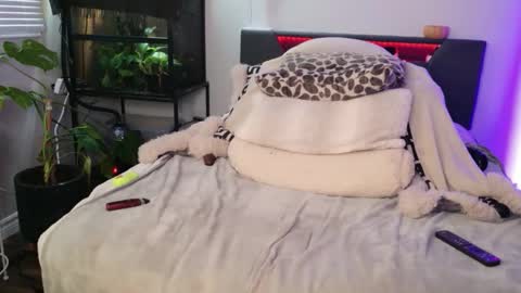 Hazeleo online show from March 22, 9:10 pm