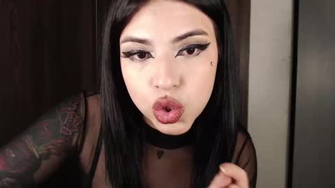 Snapshot of heatherdemonzx_ chatting on October 3, 2:16 am HEATHER DEMONZX Please help me to reach 100 thumbs up online show from October 3, 2:16 am