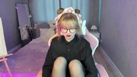 Helen Carson online show from April 21, 1:42 am