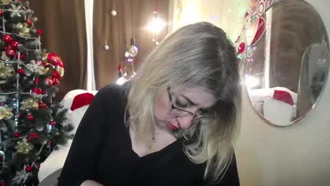 Snapshot of helenenigma chatting on January 15, 5:40 am helenenigma online show from January 15, 5:40 am