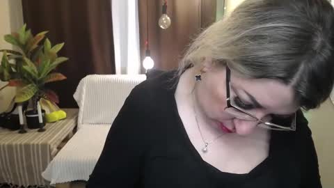 Snapshot of helenenigma chatting on February 5, 5:41 am helenenigma online show from February 5, 5:41 am