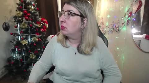 Snapshot of helenenigma chatting on January 12, 5:45 am helenenigma online show from January 12, 5:45 am