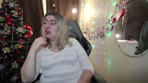 Snapshot of helenenigma chatting on January 19, 5:37 am helenenigma online show from January 19, 5:37 am