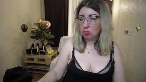 Snapshot of helenenigma chatting on March 8, 7:18 pm helenenigma online show from March 8, 7:18 pm
