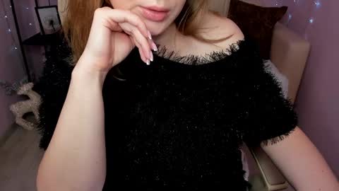 Snapshot of helens_lov chatting on December 8, 1:56 am Helen online show from December 8, 1:56 am