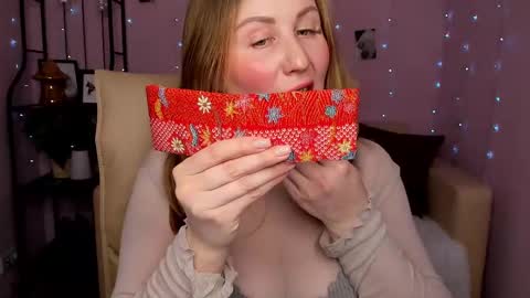 Snapshot of helens_lov chatting on February 15, 8:00 am Helen online show from February 15, 8:00 am