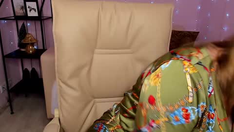 Snapshot of helens_lov chatting on January 30, 6:03 am Helen online show from January 30, 6:03 am