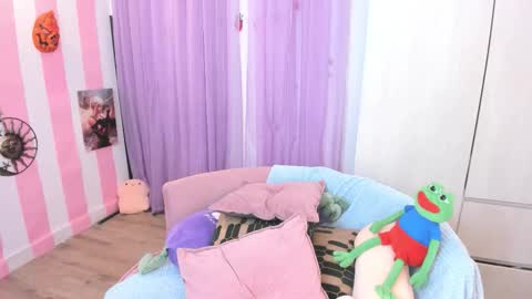 Laura online show from November 28, 4:48 am